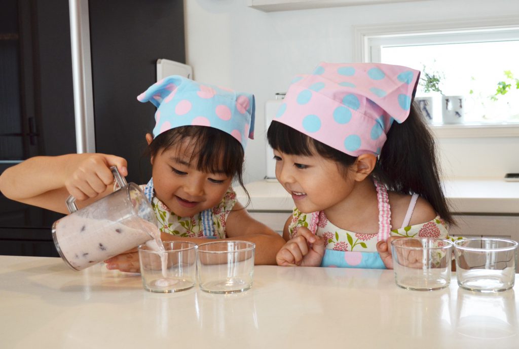 お子さんはワクワクして料理を作ります。